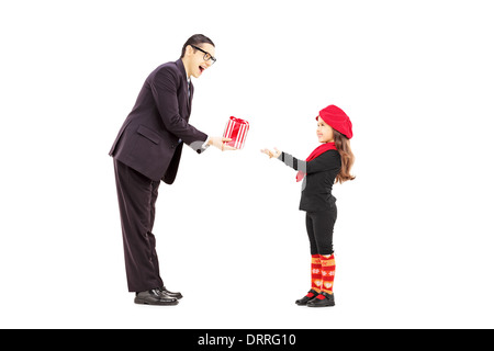 In voller Länge Portrait eines Mannes geben anwesend, um ein überglücklich kleines Mädchen Stockfoto