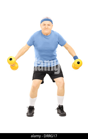 In voller Länge Portrait von einem reifen Mann in Sportbekleidung Training mit Hanteln Stockfoto