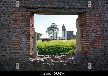 Ehemaligen Torhaus, gesehen durch die Ruinen des Baconsthorpe Schlosses, Norfolk Stockfoto