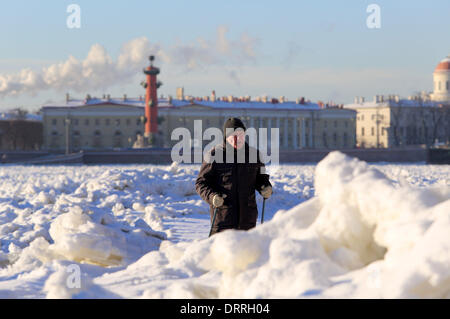 St. Petersburg, Russland. 31. Januar 2014. Mann zu Fuß auf dem Eis des Flusses Newa an der Peter und Paul Fortress 31. Januar 2014. Die Lufttemperatur minus 21 Grad Celsius. © Andrey Pronin/NurPhoto/ZUMAPRESS.com/Alamy Live-Nachrichten Stockfoto