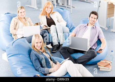 Gruppe von jungen Studenten an der High school Stockfoto