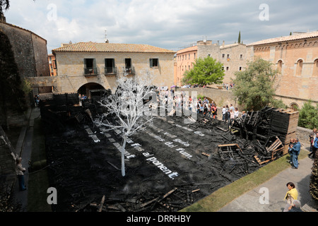 Girona Flower Show - Display, das durch Brandstifter im Jahr 2013 und links in Brand gesetzt wurde, von der Öffentlichkeit als Teil der Show zu sehen Stockfoto