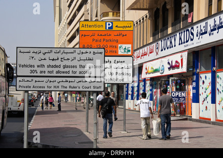 Straßenszene mit Zeichen in Arabisch und Englisch, Dubai, Vereinigte Arabische Emirate Stockfoto