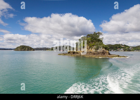 Bay of Islands, Neuseeland. Taylor-Insel, in der Nähe von Paihia, mit Motuarahi in der Ferne. Stockfoto