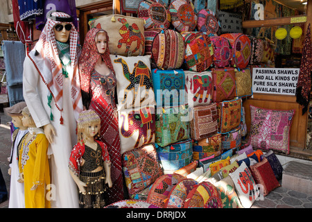 Ware für den Verkauf in Textil-Souk, Bastakia Viertel, alte Dubai, Vereinigte Arabische Emirate Stockfoto