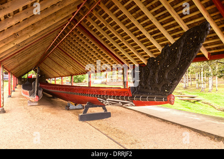 Das traditionell eingerichtete Bootshaus am Waitangi Treaty Grounds, Northland, Neuseeland, beherbergt zwei Waka (Kanu)... Stockfoto