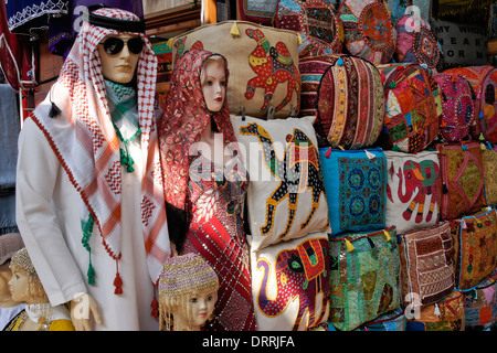 Ware für den Verkauf in Textil-Souk, Bastakia Viertel, alte Dubai, Vereinigte Arabische Emirate Stockfoto