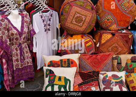 Ware für den Verkauf in Textil-Souk, Bastakia Viertel, alte Dubai, Vereinigte Arabische Emirate Stockfoto