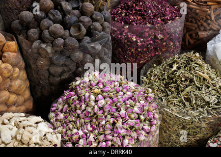 Kräuter und Gewürze zum Verkauf in Gewürz-Souk, Dubai, Vereinigte Arabische Emirate Stockfoto