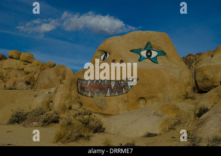 Moderner Rock Kunst-Graffiti auf einem Felsen in den Alabama Hills, in der Nähe von Lone Pine CA Stockfoto