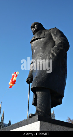 Eine Statue von Sir Winston Churchill außerhalb der Houses of Parliament Stockfoto