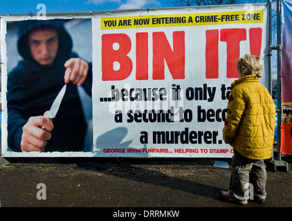 Zwei jungen Blick auf ein Messer Kriminalität Plakat Warnung über die Gefahren von Messern und Bande Kultur von der Polizei ausgestellt Stockfoto