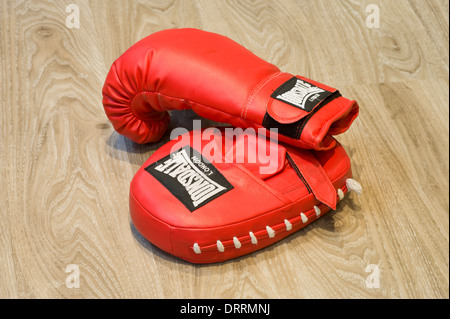 Ein paar Boxhandschuhe auf dem Boden eines Gymnasiums Stockfoto