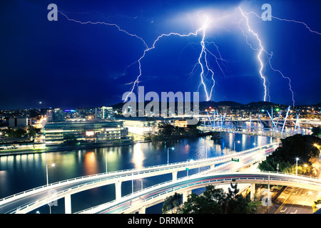 Mehrere elektrische Blitze über River in Brisbane, Queensland, Australien Stockfoto