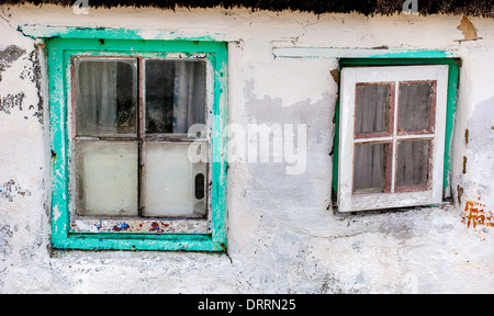 Malte Holzfenster in der weiß getünchten Wand eines Hauses in Arniston am Westkap von Südafrika Stockfoto