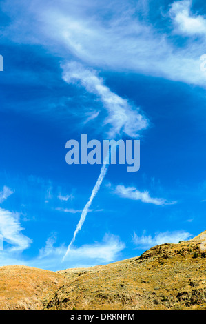 Ungewöhnliche weiße Wolken vor einem strahlend blauen Himmel Colorado Stockfoto