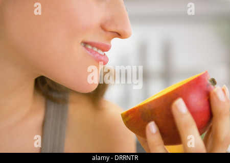 Closeup auf junge Frau genießen mango Stockfoto