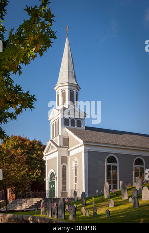 Bernhardiner katholische Kirche mit alten Hill Burying Ground - der älteste Friedhof in Concord Massachusetts, USA Stockfoto