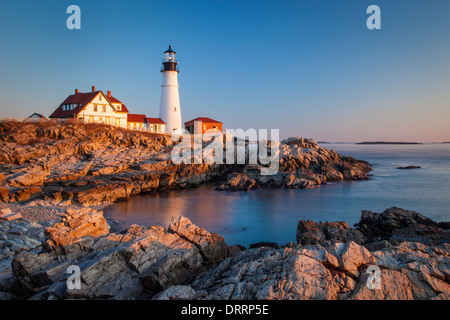 Winter-Morgendämmerung am Portland Head Leuchtturm in der Nähe von Portland, Maine, USA Stockfoto