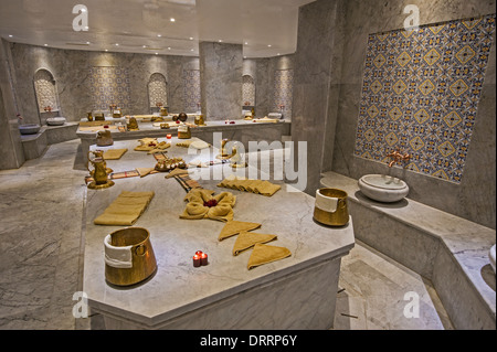 Innere des großen türkischen Bad Hamam im luxuriösen Wellnessbereich Stockfoto