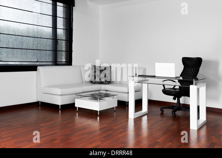 Modernes Wohnzimmer mit Schreibtisch und Stuhl Stockfoto
