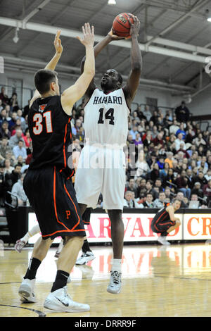 Boston, Massachusetts, USA. 31. Januar 2014. 31. Januar 2014 - Boston, Massachusetts, USA - Harvard Crimson vorwärts Steve Moundou-Missi (14) Triebe während der Verteidigung von Princeton Tigers Pete Miller (31) während der NCAA Basketball-Spiel zwischen den Tigern Princeton und Harvard Crimson nach vorne bei der Lavietes-Pavillon in Boston, Massachusetts geführt Eric Canha/CSM. Bildnachweis: Csm/Alamy Live-Nachrichten Stockfoto