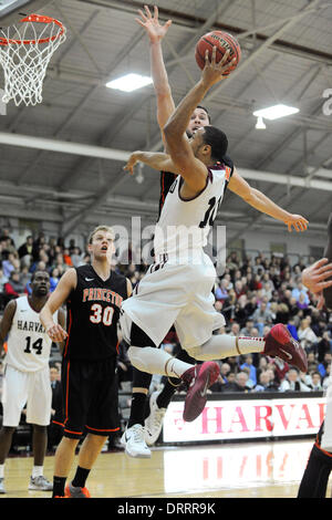 Boston, Massachusetts, USA. 31. Januar 2014. 31. Januar 2014 - Boston, Massachusetts, ist US - Harvard Crimson Wache Brandyn Curry (10) von Princeton Tigers nach vorne verschmutzt Willen Barrett (24) bei der NCAA Basketball-Spiel zwischen den Tigern Princeton und Harvard Crimson im Lavietes-Pavillon in Boston, Massachusetts statt. Eric Canha/CSM. Bildnachweis: Csm/Alamy Live-Nachrichten Stockfoto
