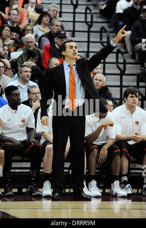 Boston, Massachusetts, USA. 31. Januar 2014. 31. Januar 2014 - Boston, Massachusetts, statt USA - Princeton Tiger Head Coach Tommy Amaker auf seine Spieler während der NCAA Basketball-Spiel zwischen den Tigern Princeton und Harvard Crimson-Signale auf der Lavietes-Pavillon in Boston, Massachusetts. Eric Canha/CSM. Bildnachweis: Csm/Alamy Live-Nachrichten Stockfoto
