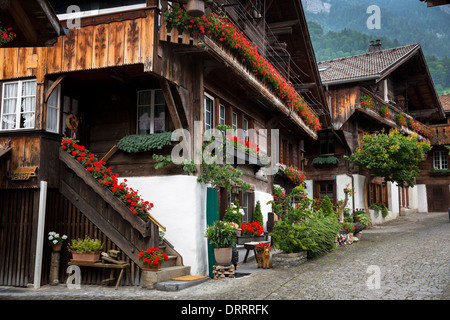 Touristen beliebtes Brunngasse gepflasterte Straße mit Architektur des 18. Jahrhunderts, in Brienz im Berner Oberland, Schweiz Stockfoto