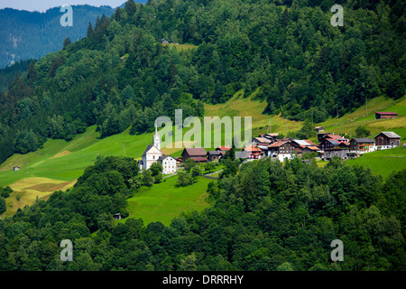 Schweizer Szene Kirche und Dorf Surrein in Mountain pass in der Region Graubünden, Schweiz Stockfoto