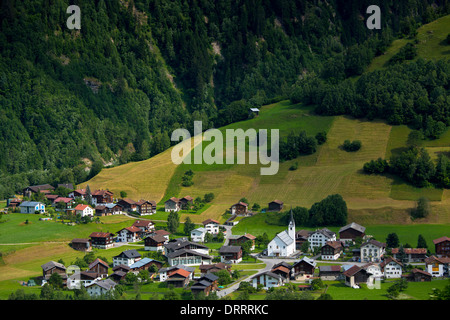 Schweizer Szene Kirche und Dorf Surrein in Mountain pass in der Region Graubünden, Schweiz Stockfoto