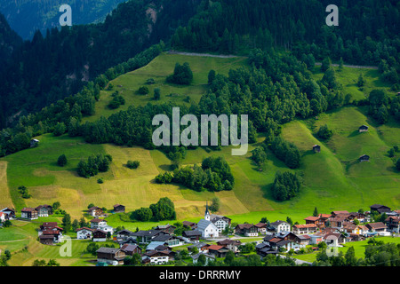 Schweizer Szene Kirche und Dorf Surrein in Mountain pass in der Region Graubünden, Schweiz Stockfoto