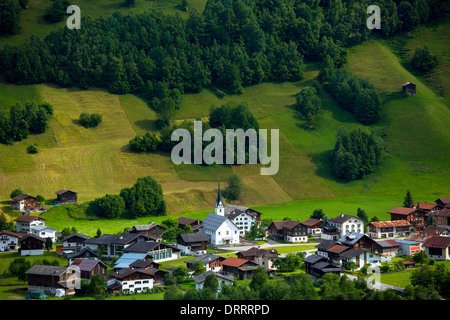 Schweizer Szene Kirche und Dorf Surrein in Mountain pass in der Region Graubünden, Schweiz Stockfoto