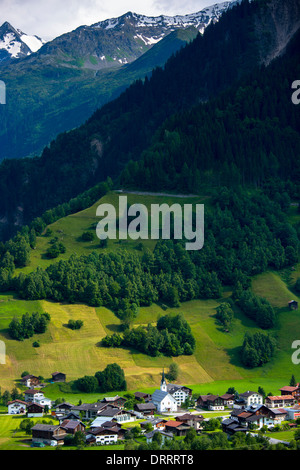 Schweizer Szene Kirche und Dorf Surrein in Mountain pass in der Region Graubünden, Schweiz Stockfoto