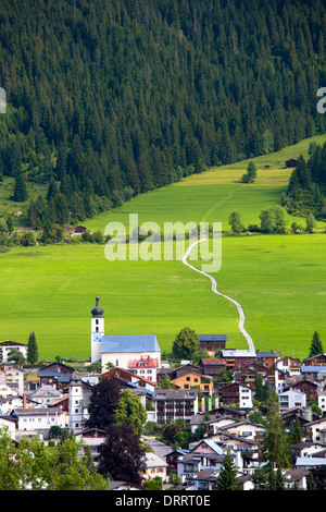 Schweizer Szene Kirche und Dorf von Flims in Mountain pass in der Region Graubünden, Schweiz Stockfoto