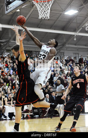 Boston, Massachusetts, USA. 31. Januar 2014. 31. Januar 2014 - Boston, Massachusetts, statt USA - während der NCAA Basketball-Spiel zwischen den Tigern Princeton und Harvard Crimson im Lavietes-Pavillon in Boston, Massachusetts. Harvard besiegt Princeton 82 bis 76 in der regulären Spielzeit. Eric Canha/CSM. Bildnachweis: Csm/Alamy Live-Nachrichten Stockfoto