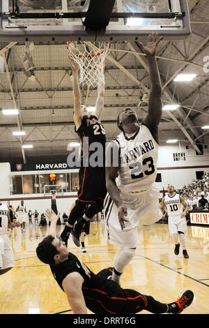 Boston, Massachusetts, USA. 31. Januar 2014. 31. Januar 2014 - Boston, Massachusetts, USA - Harvard Crimson Guard/Forward Wesley Saunders (23) und Princeton Tigers vorwärts Steven Cook (25) Schlacht auf den Korb im Spiel Action während der NCAA Basketball-Spiel zwischen den Princeton Tigers und die Harvard Crimson statt im Lavietes-Pavillon in Boston, Massachusetts. Eric Canha/CSM. Bildnachweis: Csm/Alamy Live-Nachrichten Stockfoto