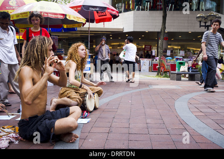 Reisende sind in Singapur als Straßenmusikant. Stockfoto