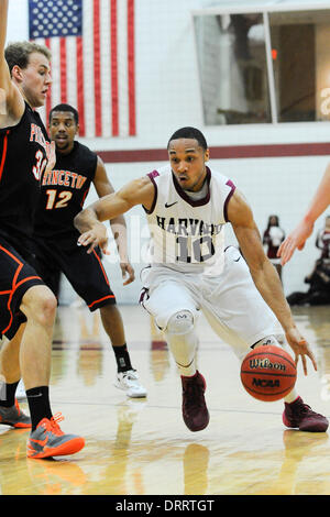 Boston, Massachusetts, USA. 31. Januar 2014. 31. Januar 2014 - Boston, Massachusetts, USA - Harvard Crimson Wache Brandyn Curry (10) Laufwerke an das Netz während der NCAA Basketball-Spiel zwischen den Tigern Princeton und Harvard Crimson im Lavietes-Pavillon in Boston, Massachusetts statt. Harvard besiegt Princeton 82 bis 76 in der regulären Spielzeit. Eric Canha/CSM. Bildnachweis: Csm/Alamy Live-Nachrichten Stockfoto