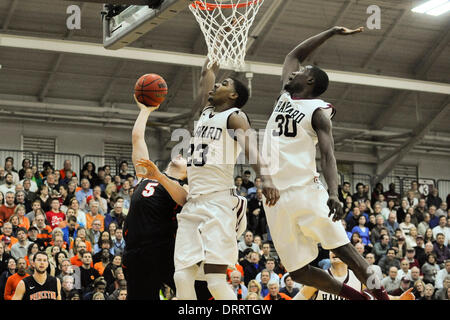 Boston, Massachusetts, USA. 31. Januar 2014. 31. Januar 2014 - Boston, Massachusetts, USA - Harvard Crimson Guard/Forward Wesley Saunders (23) und vorwärts Kyle Casey (30) schützen das Netz aus Princeton Tigers Guard t.j. Bray (5) während der NCAA Basketball-Spiel zwischen den Tigern Princeton und Harvard Crimson im Lavietes-Pavillon in Boston, Massachusetts statt. Harvard besiegt Princeton 82 bis 76 in der regulären Spielzeit. Eric Canha/CSM. Bildnachweis: Csm/Alamy Live-Nachrichten Stockfoto