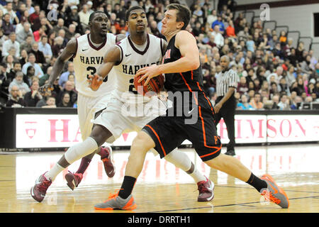 Boston, Massachusetts, USA. 31. Januar 2014. 31. Januar 2014 - Boston, Massachusetts, USA - Princeton Tigers Guard t.j. Bray (5) versucht zu Harvard Crimson Guard/Forward Wesley Saunders (23) bei den NCAA-Basketball-Spiel zwischen den Tigern Princeton und Harvard Crimson vorbeifahren bei der Lavietes-Pavillon in Boston, Massachusetts geführt Harvard besiegt Princeton 82 bis 76 in der regulären Spielzeit. Eric Canha/CSM. Bildnachweis: Csm/Alamy Live-Nachrichten Stockfoto