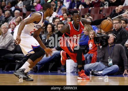 31. Januar 2014: Atlanta Hawks Point guard Dennis Schröder (17) in Aktion gegen die Philadelphia 76ers shooting Guard Elliot Williams (25) während der NBA-Spiel zwischen den Atlanta Hawks und die Philadelphia 76ers im Wells Fargo Center in Philadelphia, Pennsylvania. Die Falken gewann 125-99. (Christopher Szagola/Cal Sport Media) Stockfoto