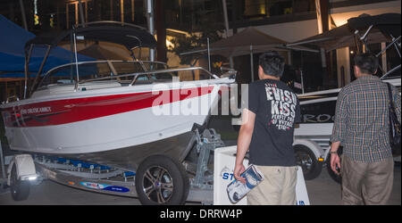 Im Sommer Boot Show am Yarra River South Bank Docklands öffnet 31. Januar 2014 mit einer erstaunlichen Vielfalt an bunten Boote zwei Männer Inspektion des Speed-Bootes auf dem display Stockfoto