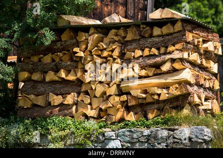 Logpile im typischen Schweizer Chalet aus Holz in Klosters in Graubünden Region, Schweiz Stockfoto