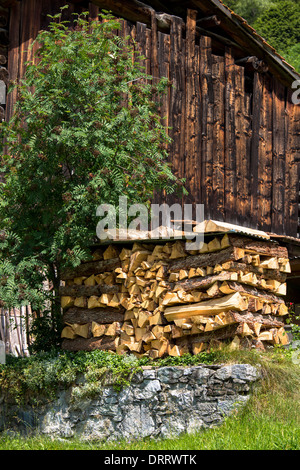 Logpile im typischen Schweizer Chalet aus Holz in Klosters in Graubünden Region, Schweiz Stockfoto