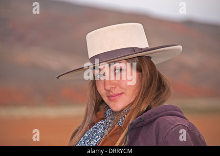 Attraktive Cowgirl auf ein Pferd Round-Up in den Bighorn Mountains of Wyoming Stockfoto