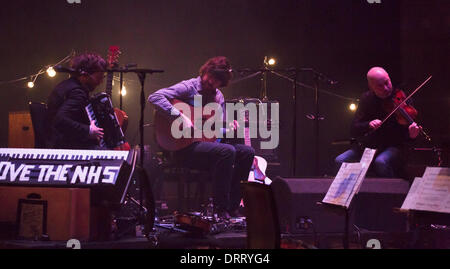 30.01.14 Glasgow. Lau, britische zeitgenössische folk-Band, trat im Glasgow City Halls Celtic Verbindungen 2014 als Teil o Einführung der Glasgow 2014 und neue Musik Biennale.  Kris Drever (Gitarre, Gesang), Martin Green (Akkordeon) und Aiden O'Rourke (Geige), gewann beste Gruppe BBC Folk awards und erschien auf BBC-TV-Show Jools Holland. Foto Pauline Keightley. Stockfoto