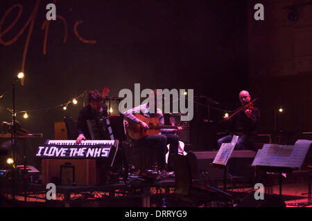 30.01.14 Glasgow. Lau, britische zeitgenössische folk-Band, trat im Glasgow City Halls Celtic Verbindungen 2014 als Teil o Einführung der Glasgow 2014 und neue Musik Biennale.  Kris Drever (Gitarre, Gesang), Martin Green (Akkordeon) und Aiden O'Rourke (Geige), gewann beste Gruppe BBC Folk awards und erschien auf BBC-TV-Show Jools Holland. Foto Pauline Keightley. Stockfoto