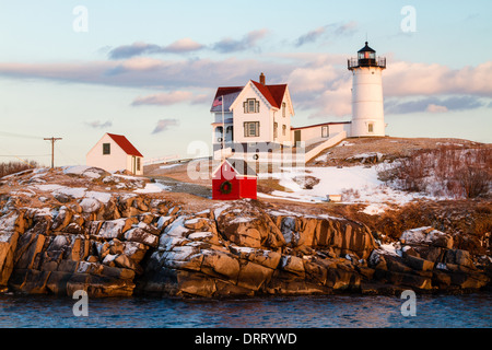 Späten Nachmittag Licht am Cape Neddick Lighthouse auch bekannt als Nubble Light in York, Maine. Stockfoto