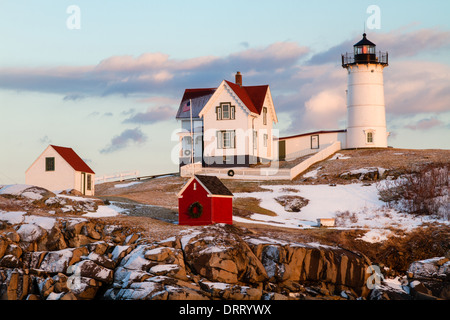 Späten Nachmittag Licht am Cape Neddick Lighthouse auch bekannt als Nubble Light in York, Maine. Stockfoto